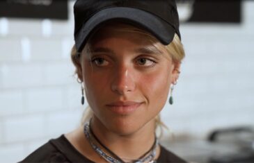 הבחורה עובדת במטבח של בית הקפה